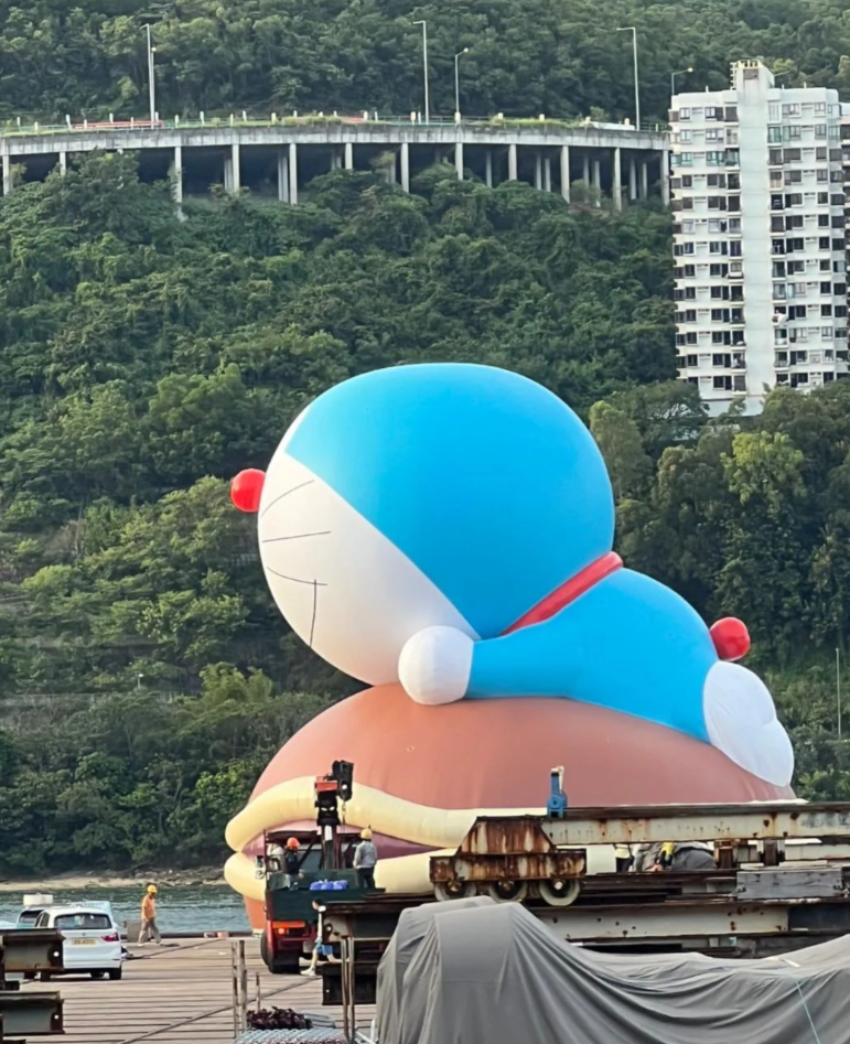 有網民拍攝到青衣船塢出現一個巨型多啦A夢充氣公仔(圖片來源:Threads@dun.164)