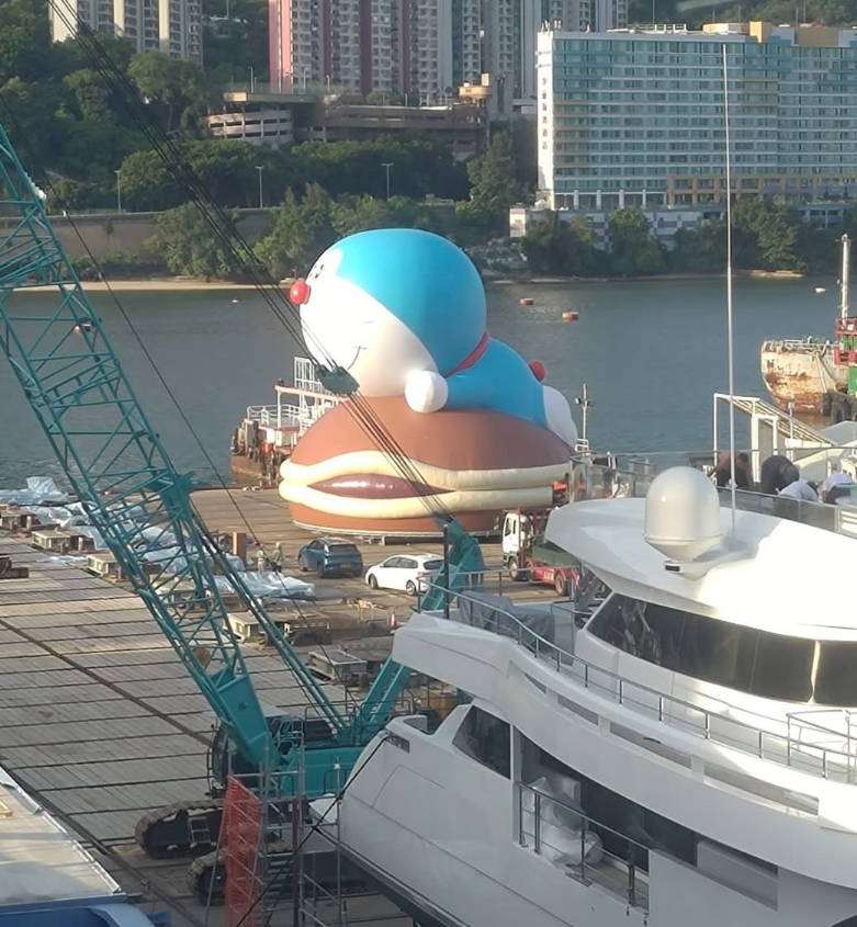 有網民拍攝到青衣船塢出現一個巨型多啦A夢充氣公仔(圖片來源:Threads@lovecathcath)