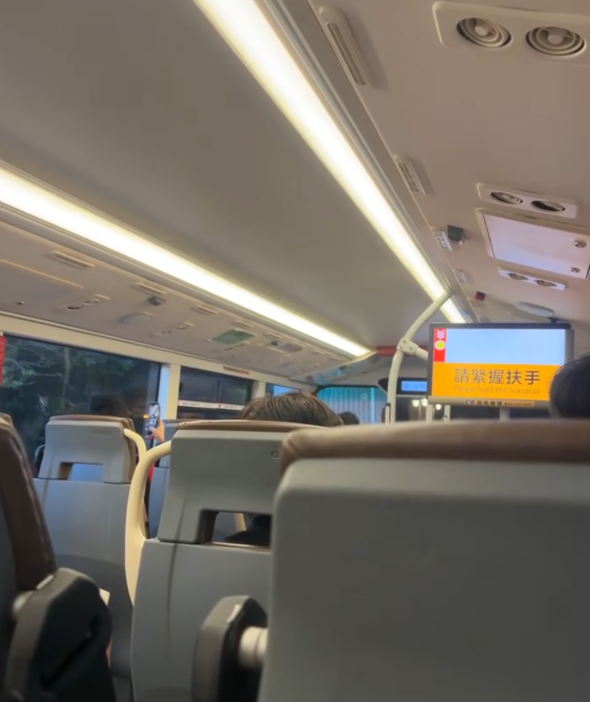 社交平台近日有網民分享搭九巴的趣事,指坐車時突然聽見車長開揚聲器,提醒乘客捉緊扶手及繫好安全帶,到站後還提醒帶齊個人物品,暖心廣播獲得乘客鼓掌,網民也大讚幽默及親切。(Threads)
