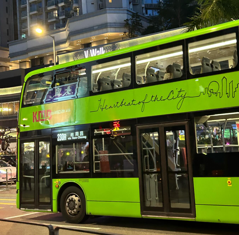 社交平台近日有網民分享搭九巴的趣事,指坐車時突然聽見車長開揚聲器,提醒乘客捉緊扶手及繫好安全帶,到站後還提醒帶齊個人物品,暖心廣播獲得乘客鼓掌,網民也大讚幽默及親切。(Threads)