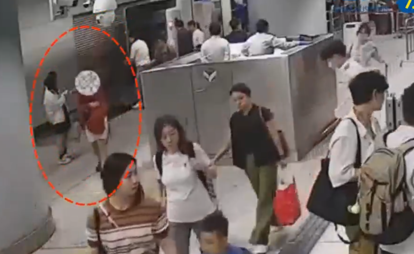 一名男子在肛門內塞入用安全套包裹的2克冰毒,經西九龍站過關時被查斷正。(內地海關)