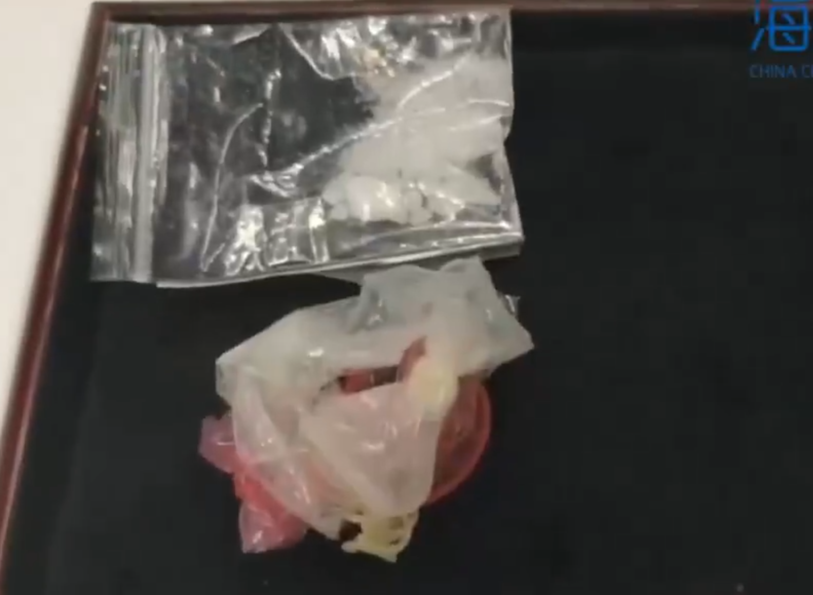 一名男子在肛門內塞入用安全套包裹的2克冰毒,經西九龍站過關時被查斷正。(內地海關)