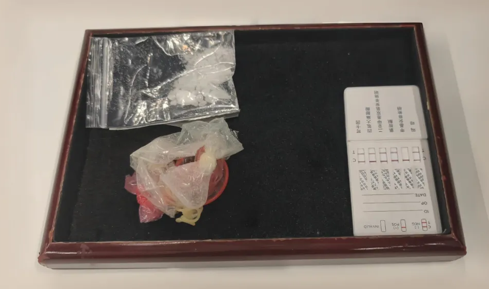 一名男子在肛門內塞入用安全套包裹的2克冰毒,經西九龍站過關時被查斷正。(內地海關)