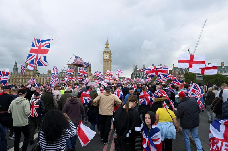 倫敦日前爆發反移民示威,並演成警民衝突。(路透社)