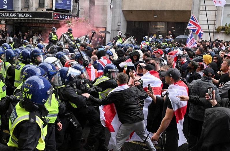 倫敦日前爆發反移民示威,並演成警民衝突。(路透社)