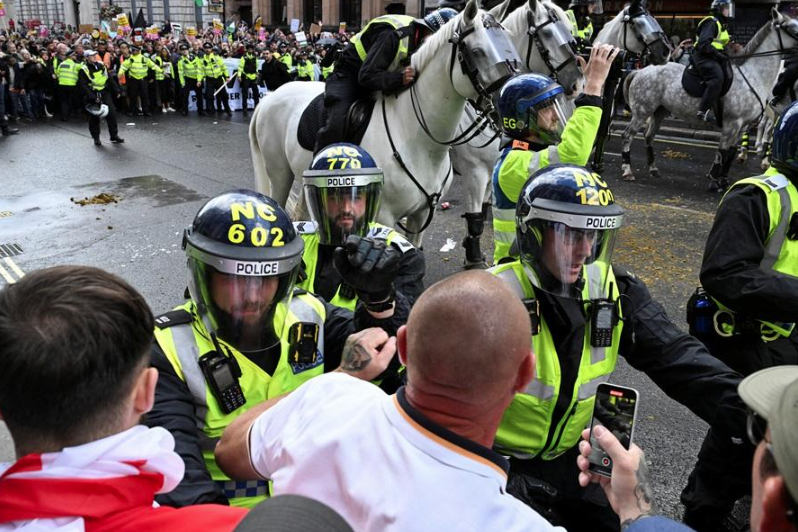 倫敦日前爆發反移民示威,並演成警民衝突。(路透社)