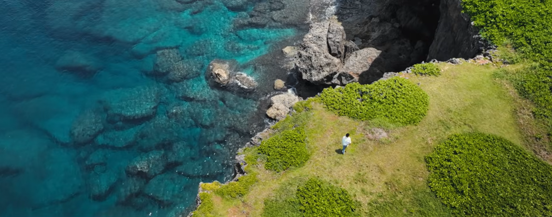 周殷廷置身沖繩大自然取景。