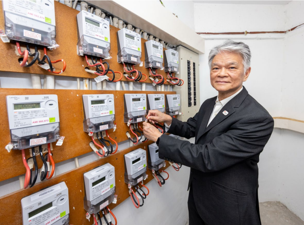 港燈董事總經鄭祖瀛協助安裝編號「582888」的智能電表,標誌港燈電表數碼化計劃接近全部完成。