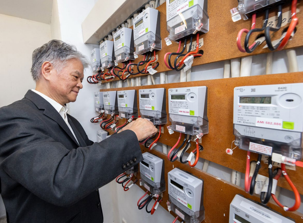 港燈董事總經鄭祖瀛協助安裝編號「582888」的智能電表,標誌港燈電表數碼化計劃接近全部完成。