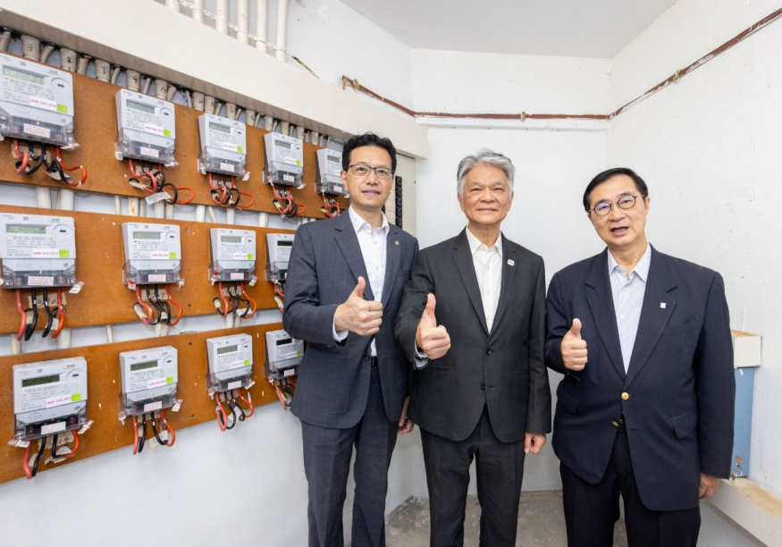 港燈董事總經理鄭祖瀛(中)聯同行政會議成員兼立法會議員(香港島東) 吳秋北(左),港燈客戶聯絡小組主席陳捷貴(右)主持最後一批智能電表的 更換和安裝儀式。