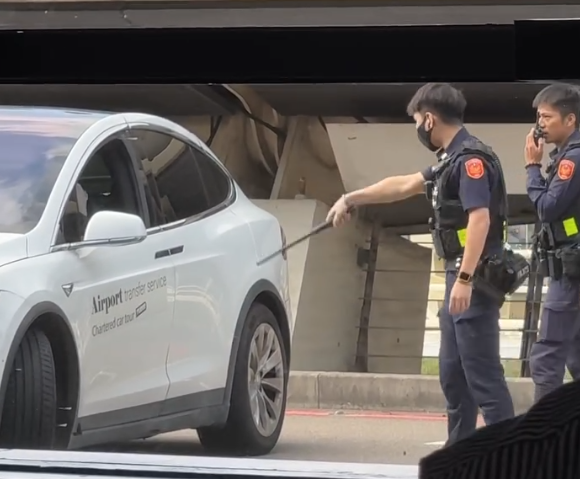 台灣機場白牌車拒查令警方開8槍,港女乘客被拋出車外(Threads影片截圖)