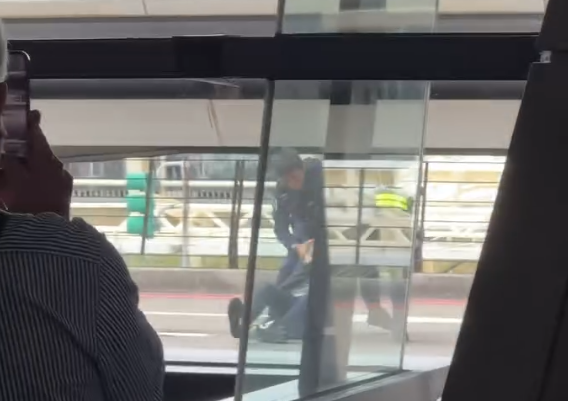 台灣機場白牌車拒查令警方開8槍,港女乘客被拋出車外(Threads影片截圖)