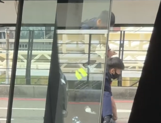 台灣機場白牌車拒查令警方開8槍,港女乘客被拋出車外(Threads影片截圖)