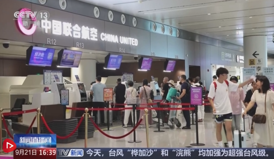 央視指航空公司「付費揀位」已成慣例,並引述專家稱此舉有違法之嫌。(互聯網)