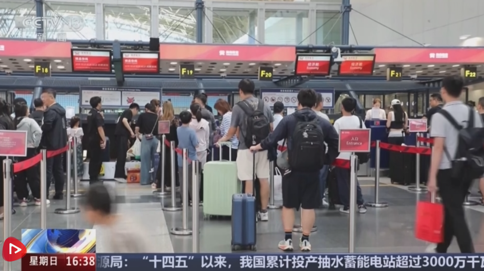 央視指航空公司「付費揀位」已成慣例,並引述專家稱此舉有違法之嫌。(互聯網)