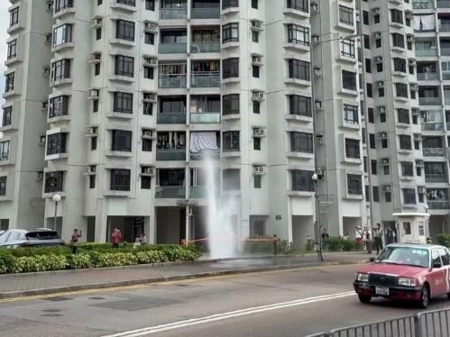 杏花邨有渠口噴3層樓高水柱。(Threads影片截圖)