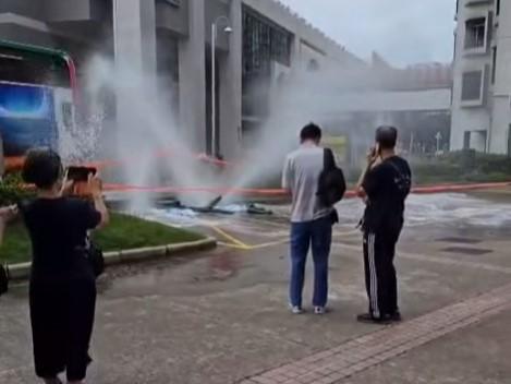 杏花邨有渠口噴3層樓高水柱。(車cam L(香港群組)截圖)