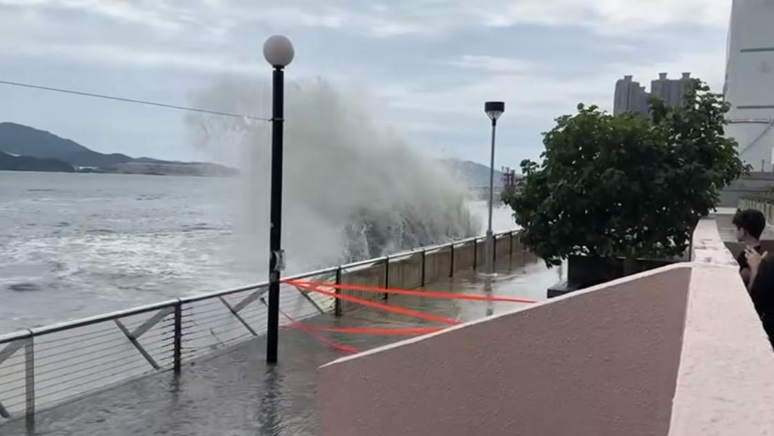 杏花邨海濱早上已經出現湧浪。(車cam L(香港群組))