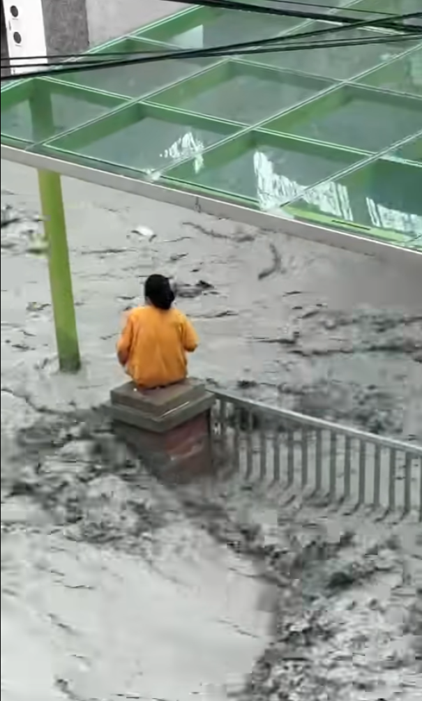 颱風樺加沙|花蓮塌橋汽車被洪水沖走 女子奮力抱電柱保命