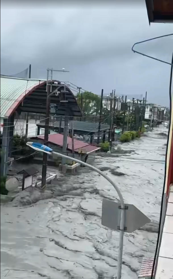 颱風樺加沙|花蓮塌橋汽車被洪水沖走 女子奮力抱電柱保命