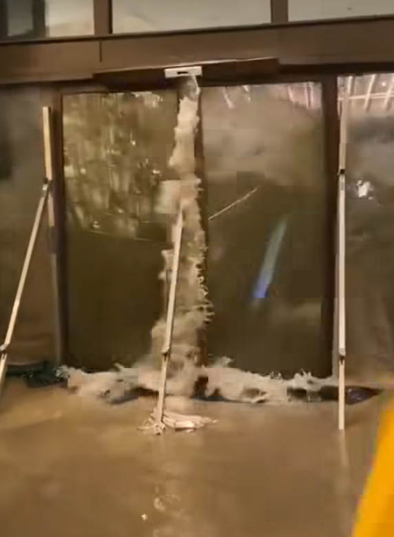 颱風樺加沙|香港富麗敦海洋公園酒店大門玻璃懷疑遭風吹爆,大量潮水湧入室內。(影片截圖)