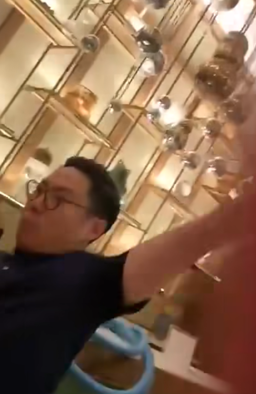 颱風樺加沙|香港富麗敦海洋公園酒店大門玻璃懷疑遭風吹爆,大量潮水湧入室內。(影片截圖)