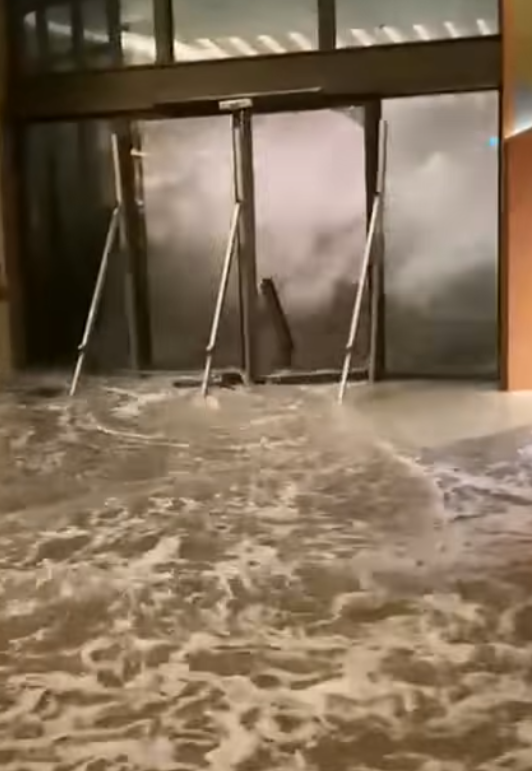 颱風樺加沙|香港富麗敦海洋公園酒店大門玻璃懷疑遭風吹爆,大量潮水湧入室內。(影片截圖)