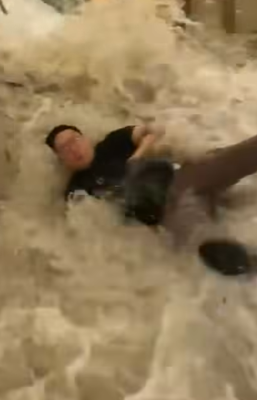 颱風樺加沙|香港富麗敦海洋公園酒店大門玻璃懷疑遭風吹爆,大量潮水湧入室內。(影片截圖)