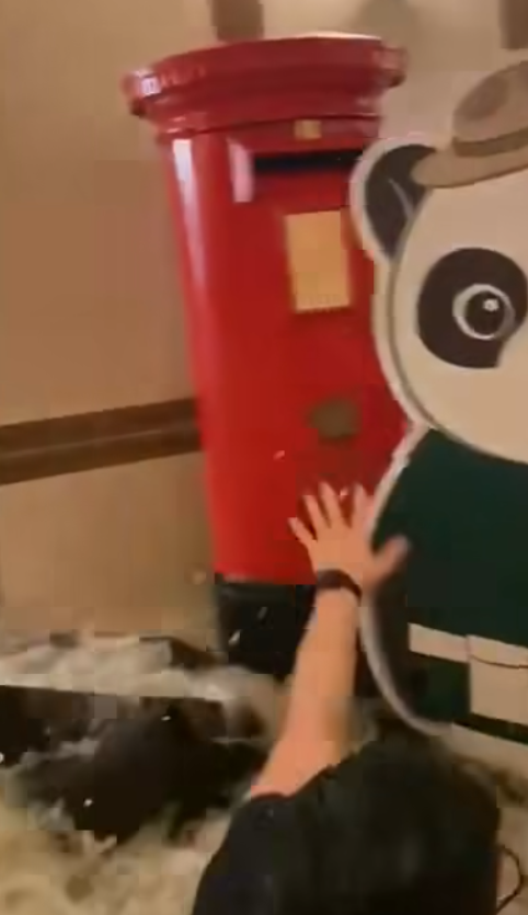 颱風樺加沙|香港富麗敦海洋公園酒店大門玻璃懷疑遭風吹爆,大量潮水湧入室內。(影片截圖)