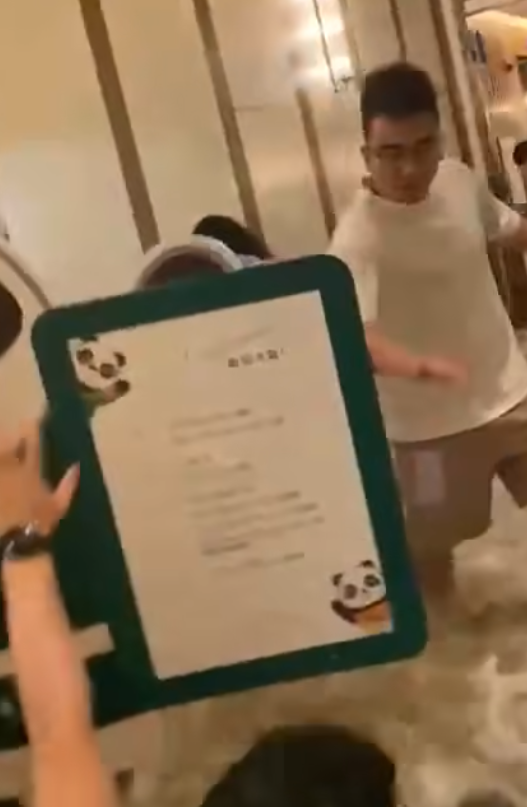 颱風樺加沙|香港富麗敦海洋公園酒店大門玻璃懷疑遭風吹爆,大量潮水湧入室內。(影片截圖)