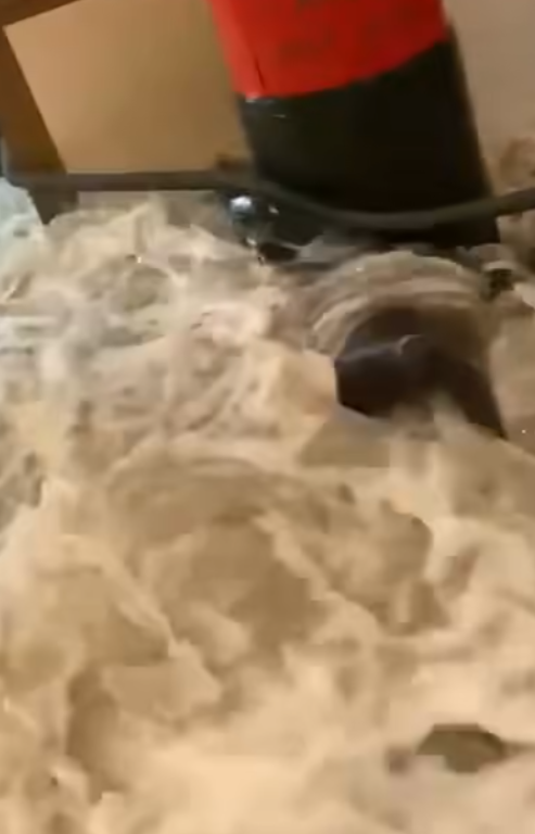 颱風樺加沙|香港富麗敦海洋公園酒店大門玻璃懷疑遭風吹爆,大量潮水湧入室內。(影片截圖)