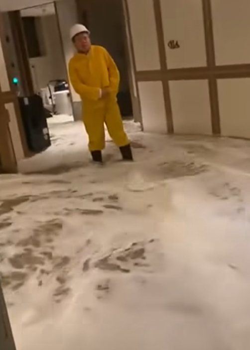 颱風樺加沙|香港富麗敦海洋公園酒店大門玻璃懷疑遭風吹爆,大量潮水湧入室內。(影片截圖)