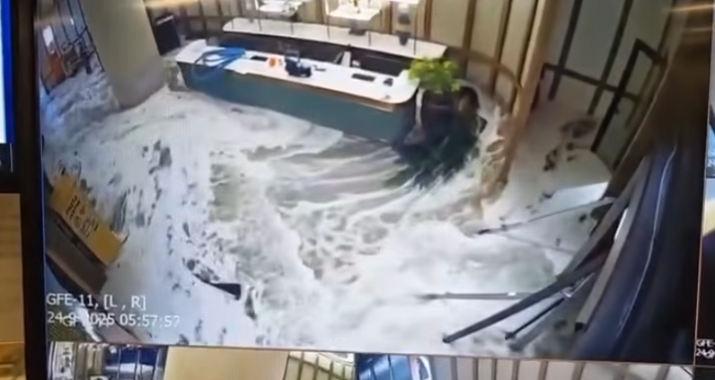 颱風樺加沙|香港富麗敦海洋公園酒店大門玻璃懷疑遭風吹爆,大量潮水湧入室內。(影片截圖)