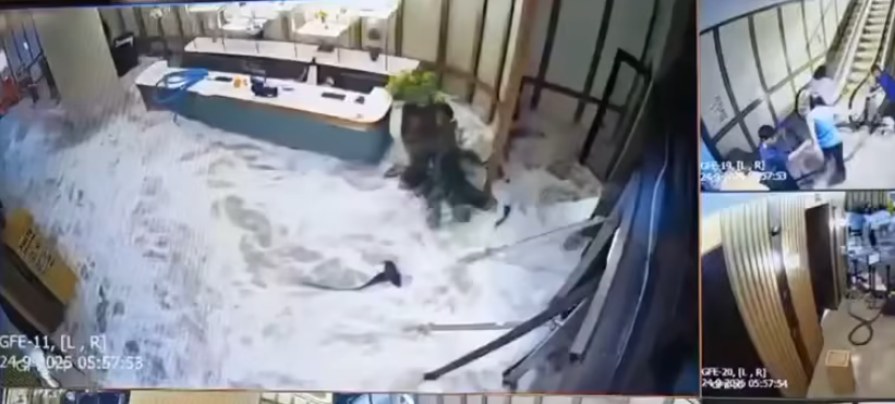 颱風樺加沙|香港富麗敦海洋公園酒店大門玻璃懷疑遭風吹爆,大量潮水湧入室內。(影片截圖)