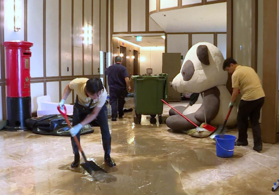 富麗敦海洋公園酒店職員清理室內位置(港台圖片)