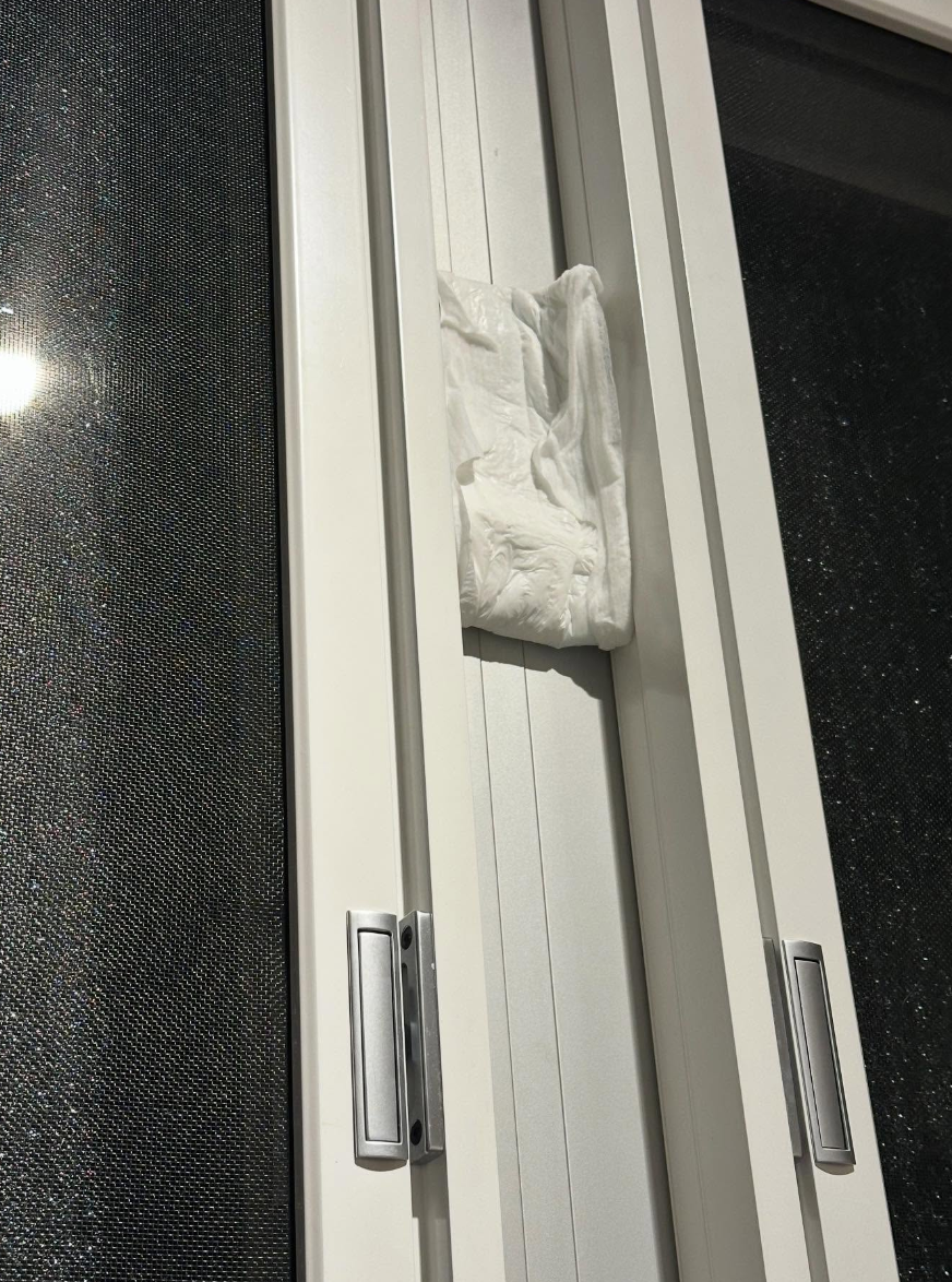 颱風樺加沙襲港,窗戶滲水出動M巾(Threads圖片)