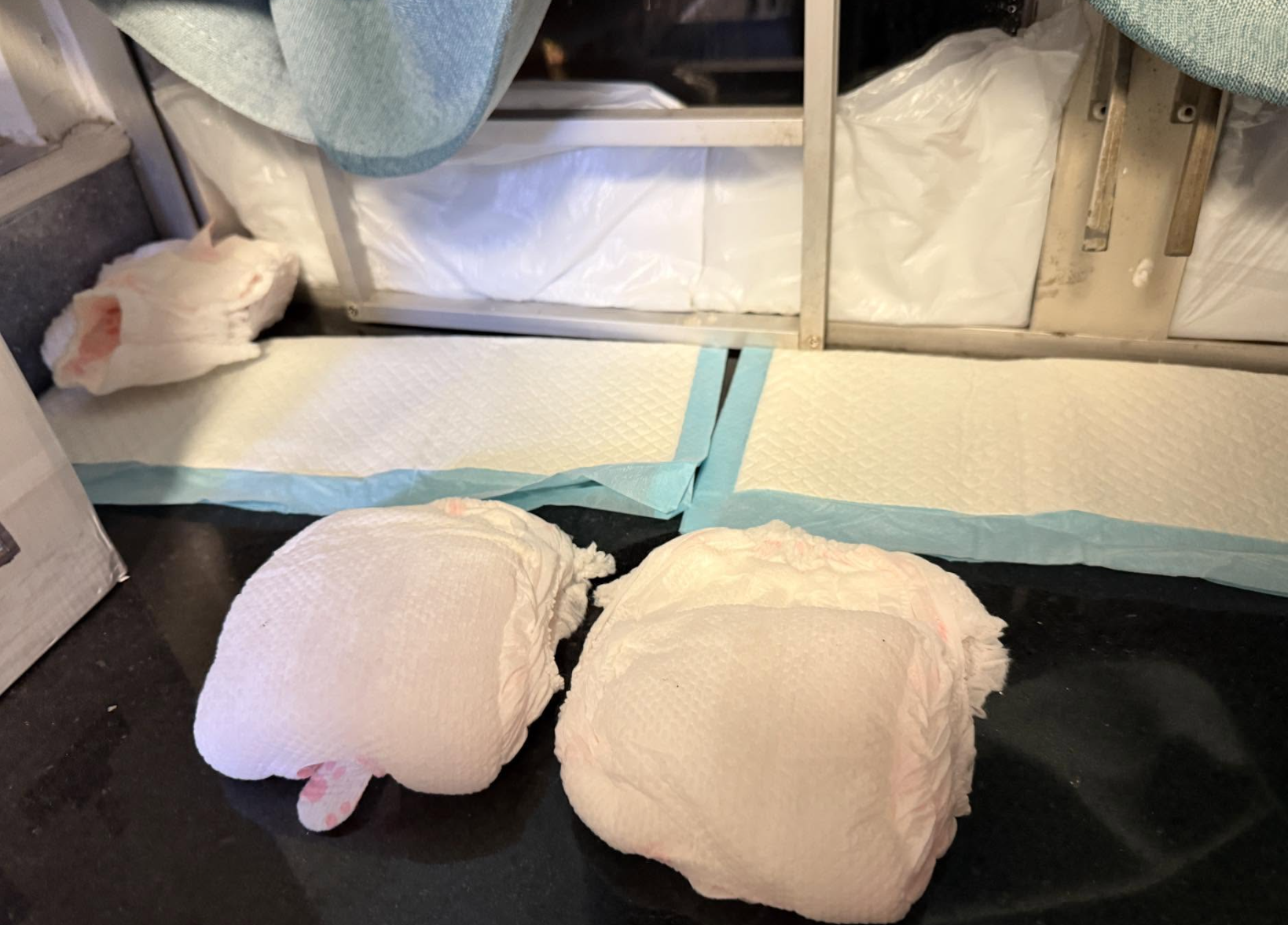 颱風樺加沙襲港,窗戶滲水出動M巾(Threads圖片)