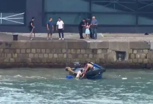 颱風樺加沙︱一家四口柴灣觀浪3墮海,救人的船家為途經該地的一艘深圳漁船的船東父子(深視新聞)