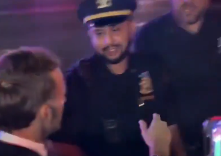 馬克龍想過馬路,但被警員攔下,須在路邊等候,他於是打給特朗普「投訴」。(互聯網)