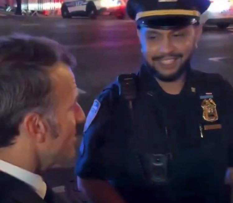 馬克龍想過馬路,但被警員攔下,須在路邊等候,他於是打給特朗普「投訴」。(互聯網)