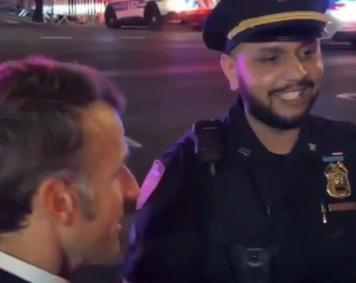 馬克龍想過馬路,但被警員攔下,須在路邊等候,他於是打給特朗普「投訴」。(互聯網)