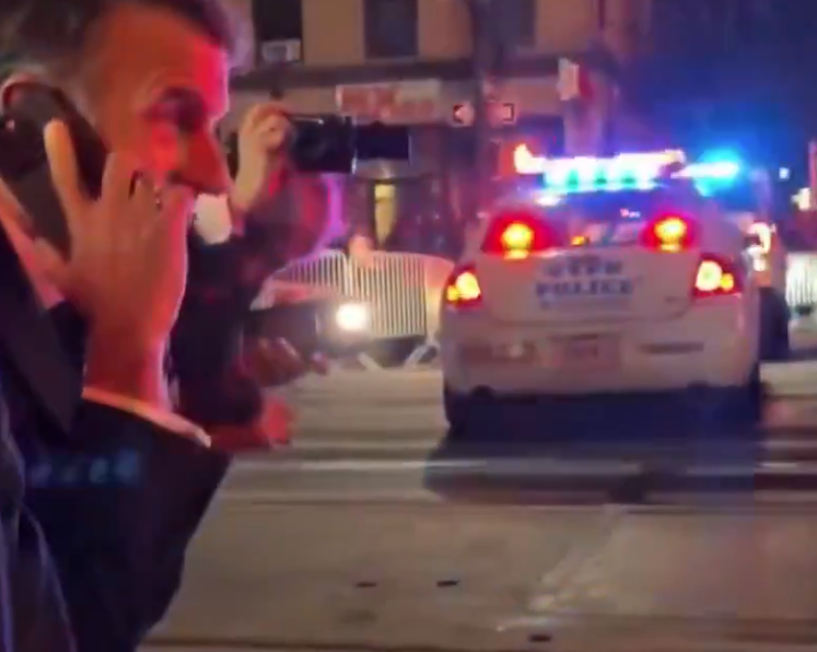 馬克龍想過馬路,但被警員攔下,須在路邊等候,他於是打給特朗普「投訴」。(互聯網)