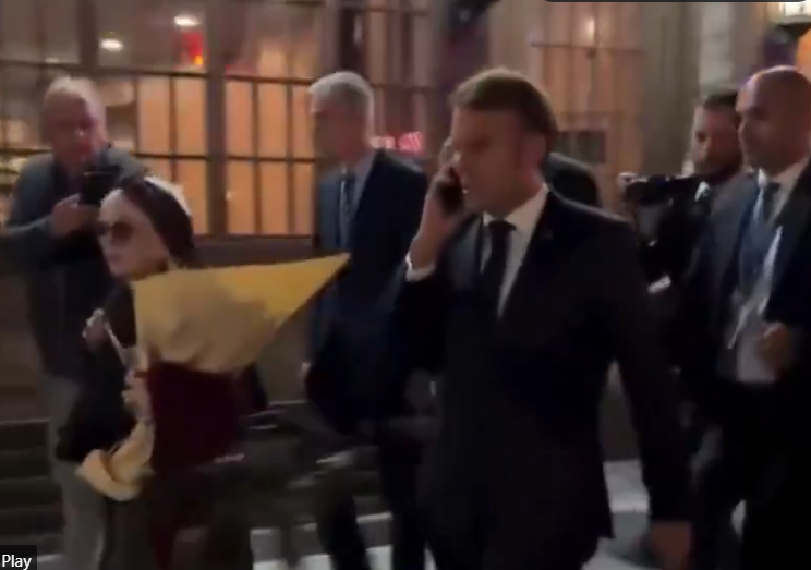 片段其後可見馬克龍繼續步行至法國大使館。(互聯網)