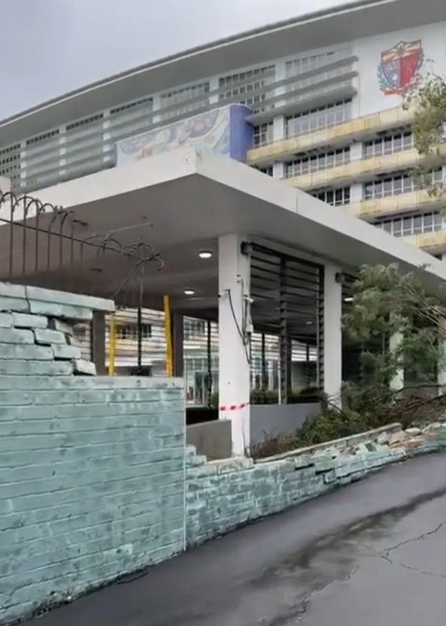 位於九龍塘的喇沙小學,一幅在斜路上的約10米長、高2米圍牆倒塌,磚塊散落一地(alicechanlaiming@threads)