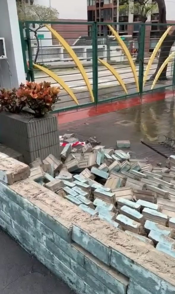 位於九龍塘的喇沙小學,一幅在斜路上的約10米長、高2米圍牆倒塌,磚塊散落一地(alicechanlaiming@threads)