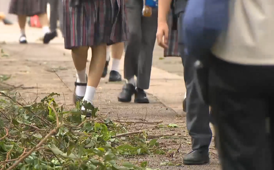 颱風樺加沙|多間中小學因為校舍損毀繼續停課清理及復修,亦有學校如常復課。(有線新聞畫面)