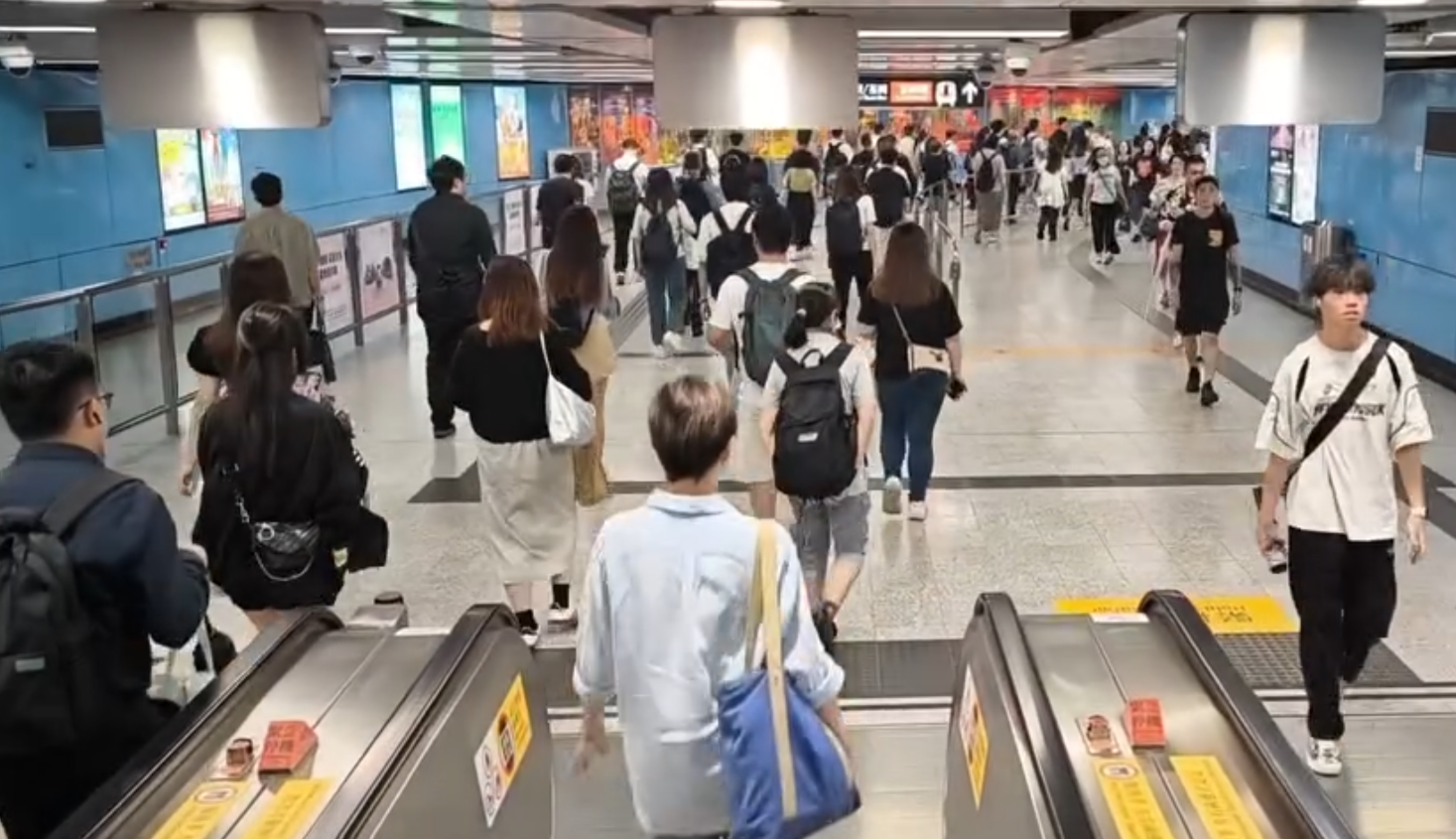颱風樺加沙|港鐵、九巴、城巴及龍運路線由頭班車起如常服務,市民如常上班上學,有市民表示交通情況大致暢順。(Threads)