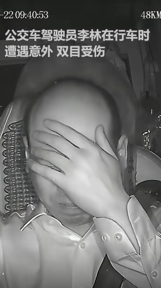 面對危急情況,李林強忍劇痛,雙手緊握方向盤保持車身平穩避免失控。他並利用僅存的微弱視力觀察路況,同時緩慢踩下煞車,最終將巴士安全停靠在橋上路邊,伸手向對向來車的駕駛求救。