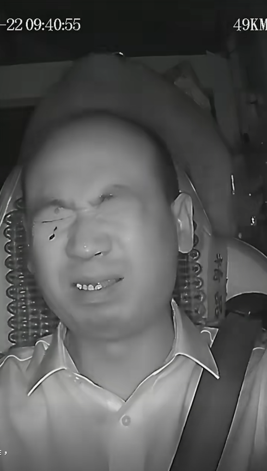 面對危急情況,李林強忍劇痛,雙手緊握方向盤保持車身平穩避免失控。他並利用僅存的微弱視力觀察路況,同時緩慢踩下煞車,最終將巴士安全停靠在橋上路邊,伸手向對向來車的駕駛求救。