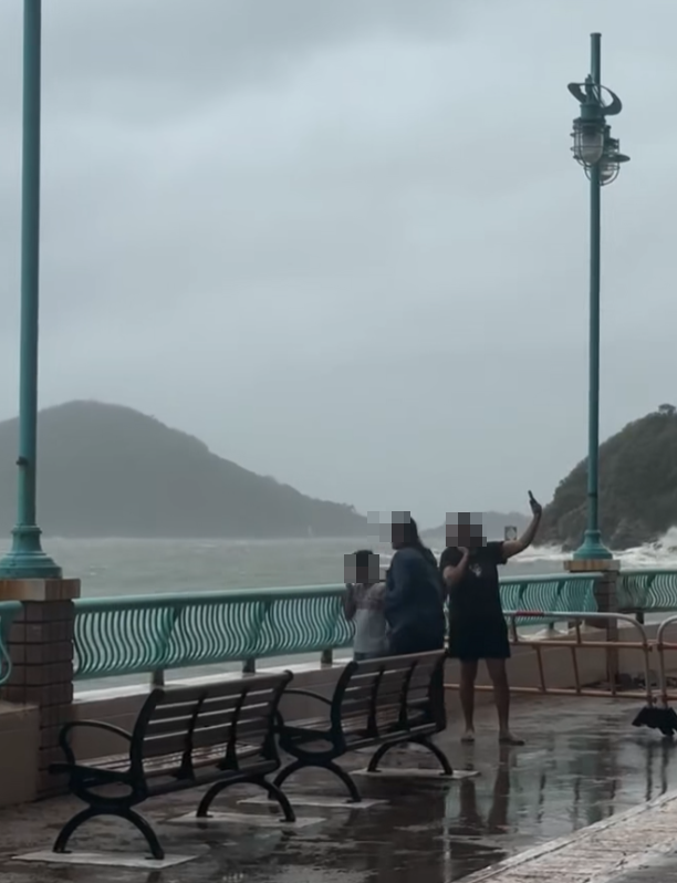 颱風樺加沙|鴨脷洲海怡半島岸邊,風暴時有兩名女子帶一名男童追風自拍時被巨浪沖跌(影片截圖)